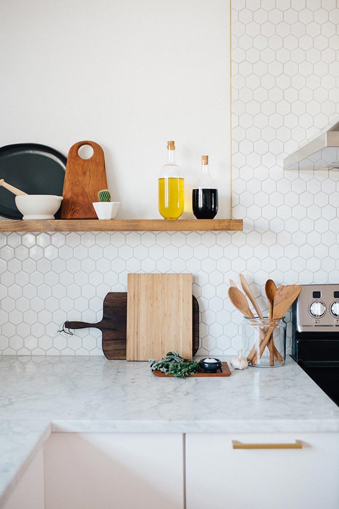 Detalle encimeras y revestimiento pared de la cocina reformada
