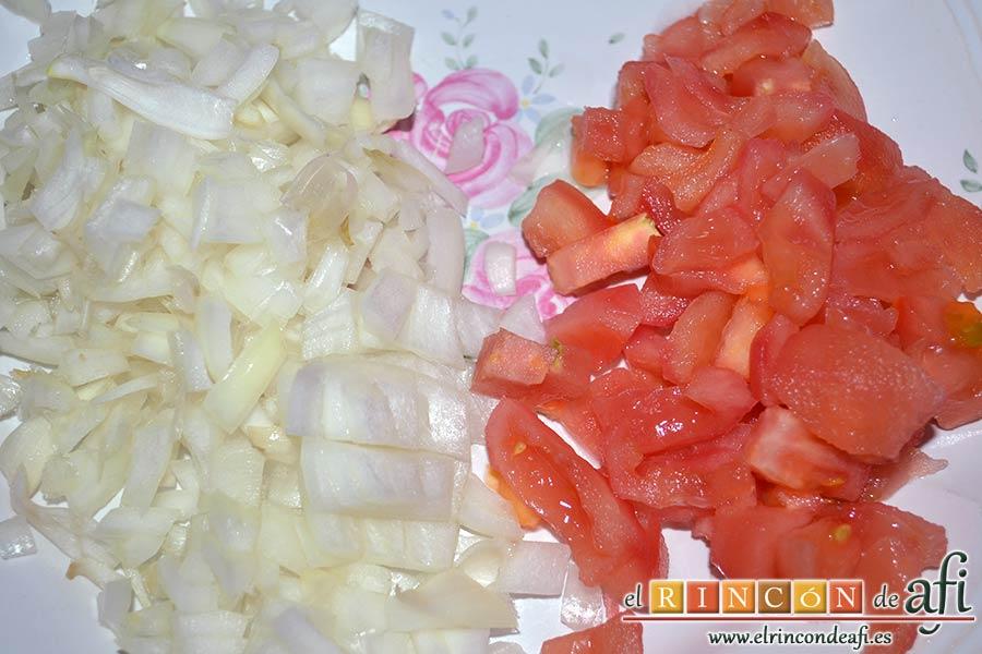 Sopa rápida, pelar y trocear los tomates y la cebolla