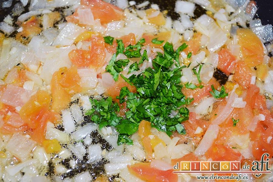 Sopa rápida, añadir el perejil picado a la verdura sofrita