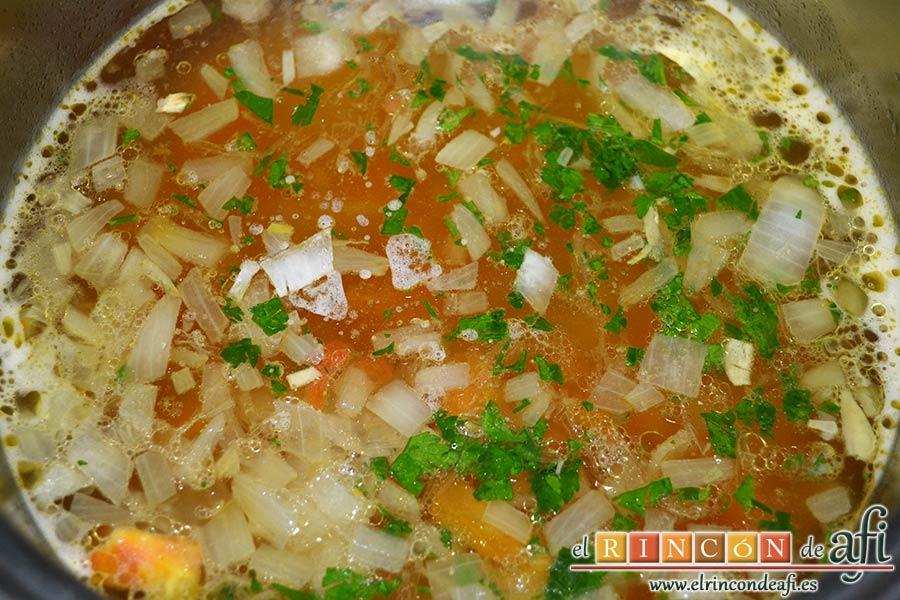 Sopa rápida, dorar y verter el sofrito sobre el caldo