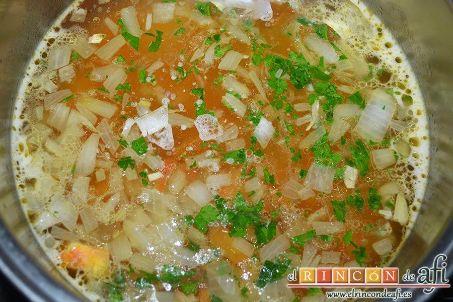 Sopa rápida, cuando vuelva a hervir tapar el caldero y dejar a fuego bajo 10 minutos