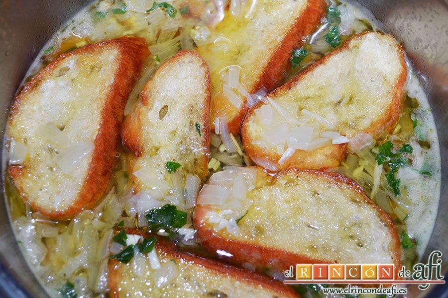 Sopa rápida, añadir el pan poco a poco