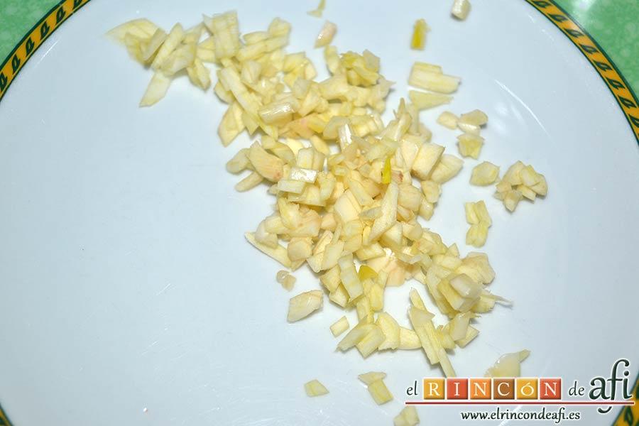 Sopa rápida, pelar y trocear los dientes de ajo