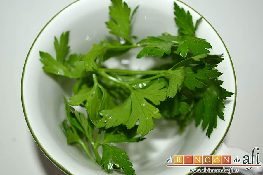 Sopa rápida, picar el perejil fresco