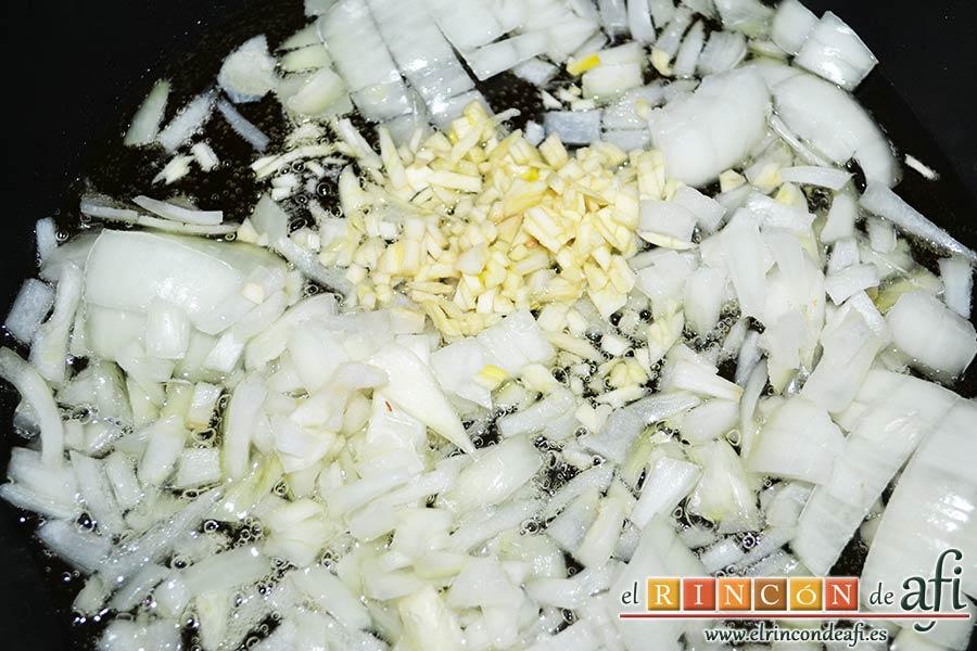 Sopa rápida, pochar la cebolla y los ajos en una sartén con aceite de oliva