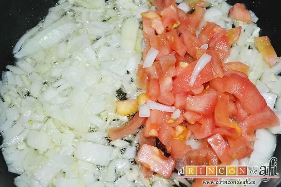 Sopa rápida, añadir el tomate troceado