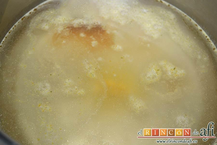 Sopa rápida, esperar a que el caldo hierva