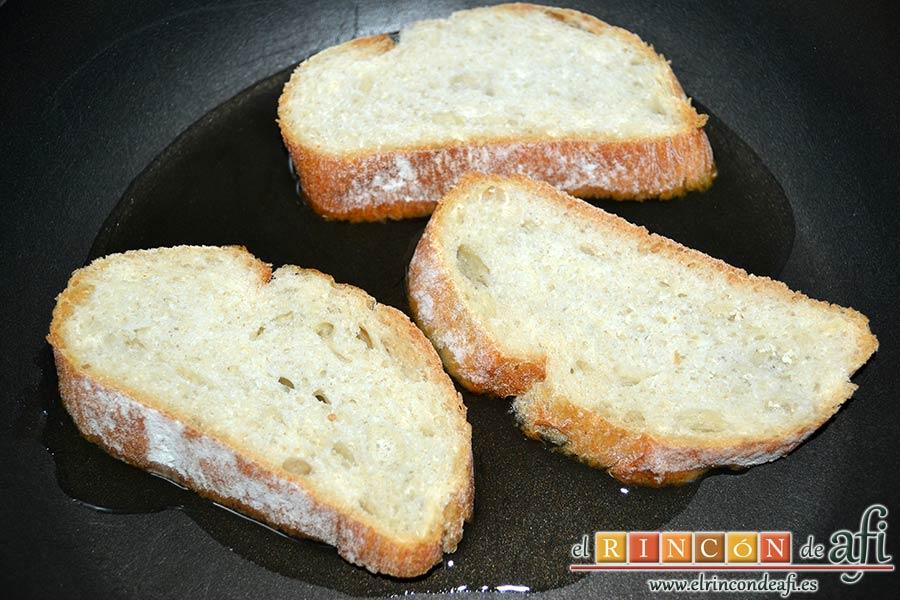 Sopa rápida, freír las rebanadas de pan