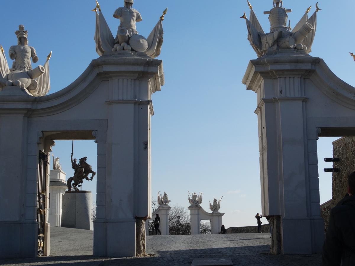 Puerta de entrada al patio de honor