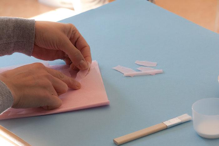 Decorar huevos de Pascua.