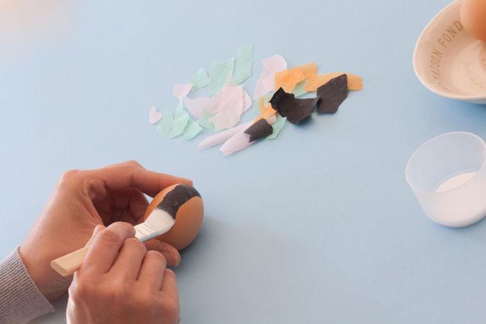 Decorar huevos de Pascua.