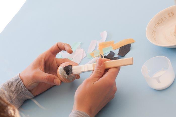 Decorar huevos de Pascua.