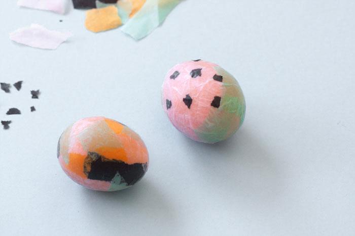 Decorar huevos de Pascua.