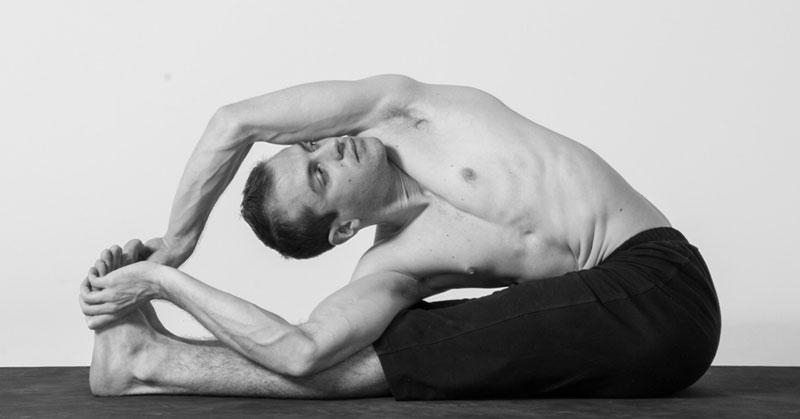 Postura de yoga Parivrtta Paschimottanasana