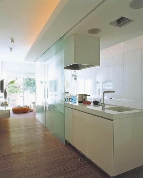 reformar el piso. Cocina integrada separada por paneles de cristal