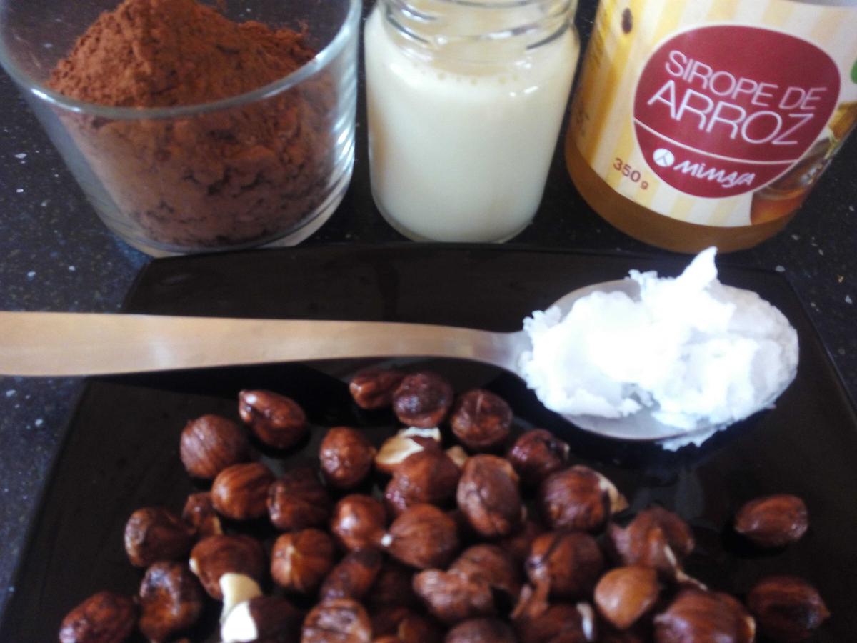 Leche (de almendras), cacao (puro), avellanas (remojadas y azúcar (de coco o sirope de arroz) :-)