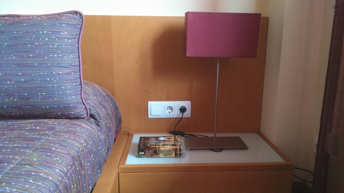 Detalle mesita y cabezal dormitorio principal