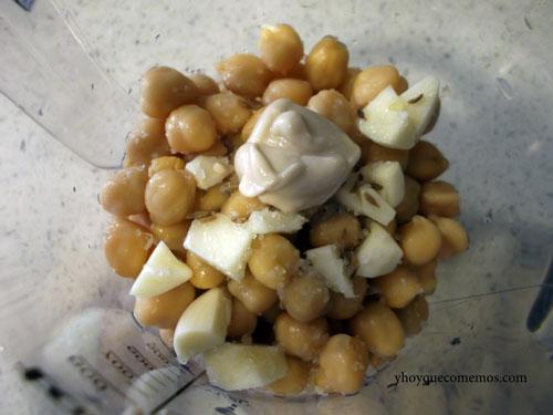 poner-ingredientes-en-vaso-de-batidora-para-Hummus