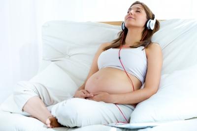 Mujer relajada durante el embarazo