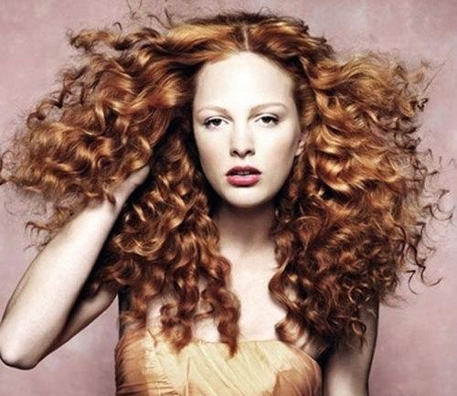 peinado-cabello-rizado-rojo