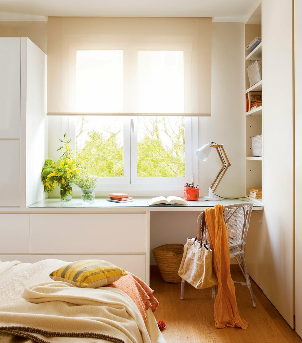 Dormitorio con zona de estudio bajo la ventana