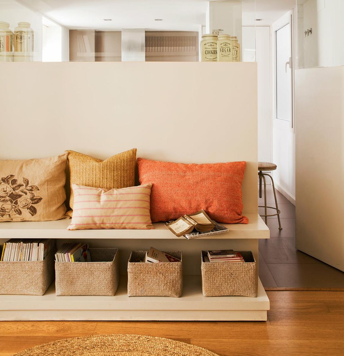 Banco con doble funcionalidad detrás del medio muro en la zona del salón