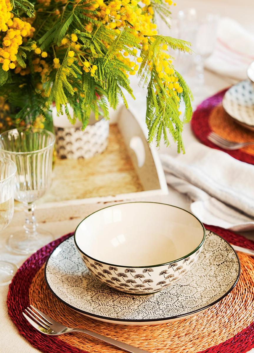 Detalle de los diferentes elementos que visten la mesa del comedor