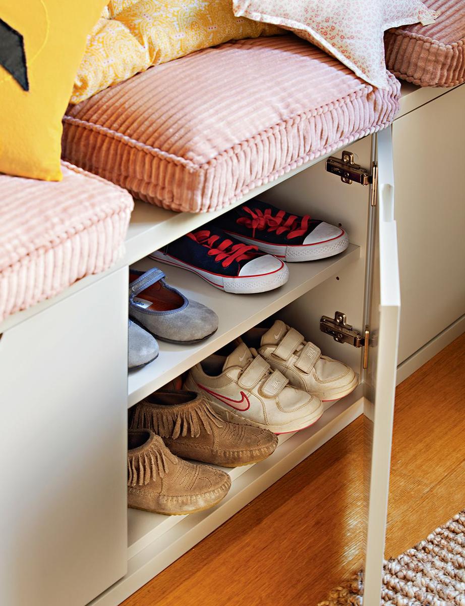Detalle de zapatero en banco del dormitorio infantil