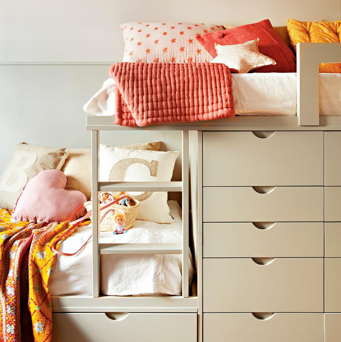 Detalle de la litera tipo tren con cojines decorativos