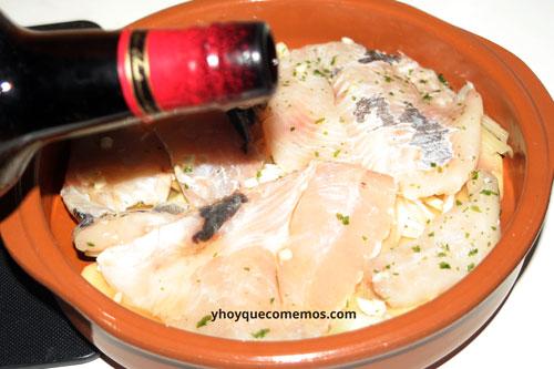 añadir-vino-de-jerez-a-los-filetes-de-gallo