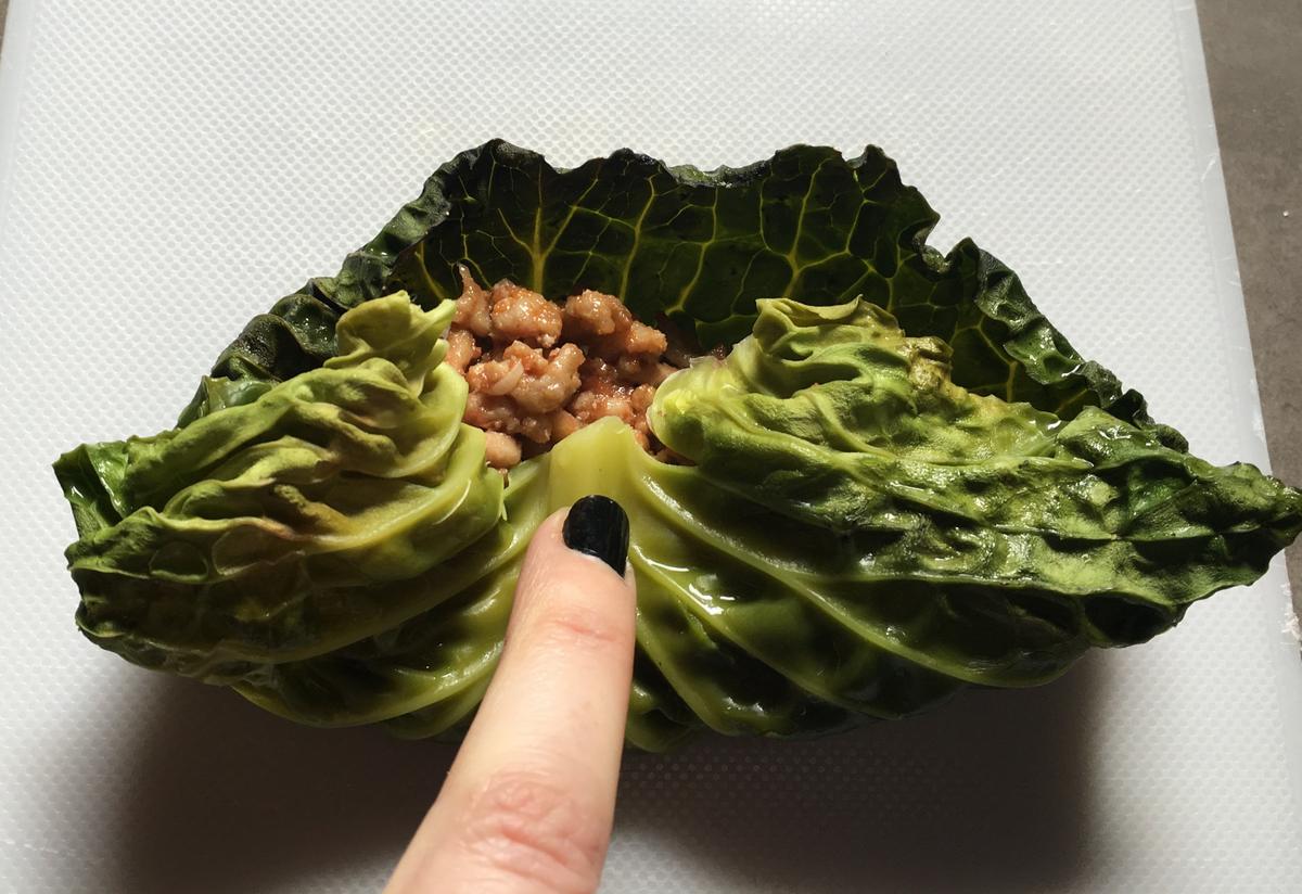 rollitosdecolconcarnenuecesyqueso-enrollando