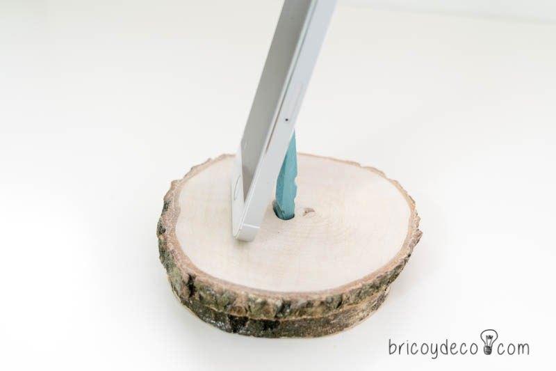 base de madera para cargar el móvil