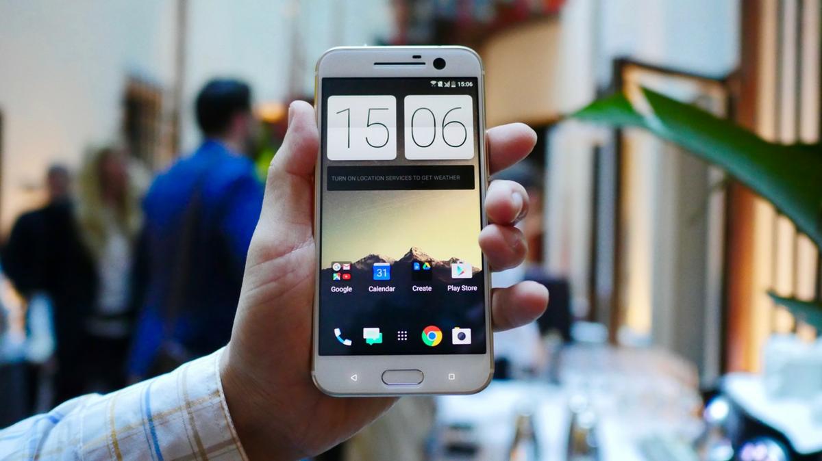 Smartphone HTC 10 en la mano