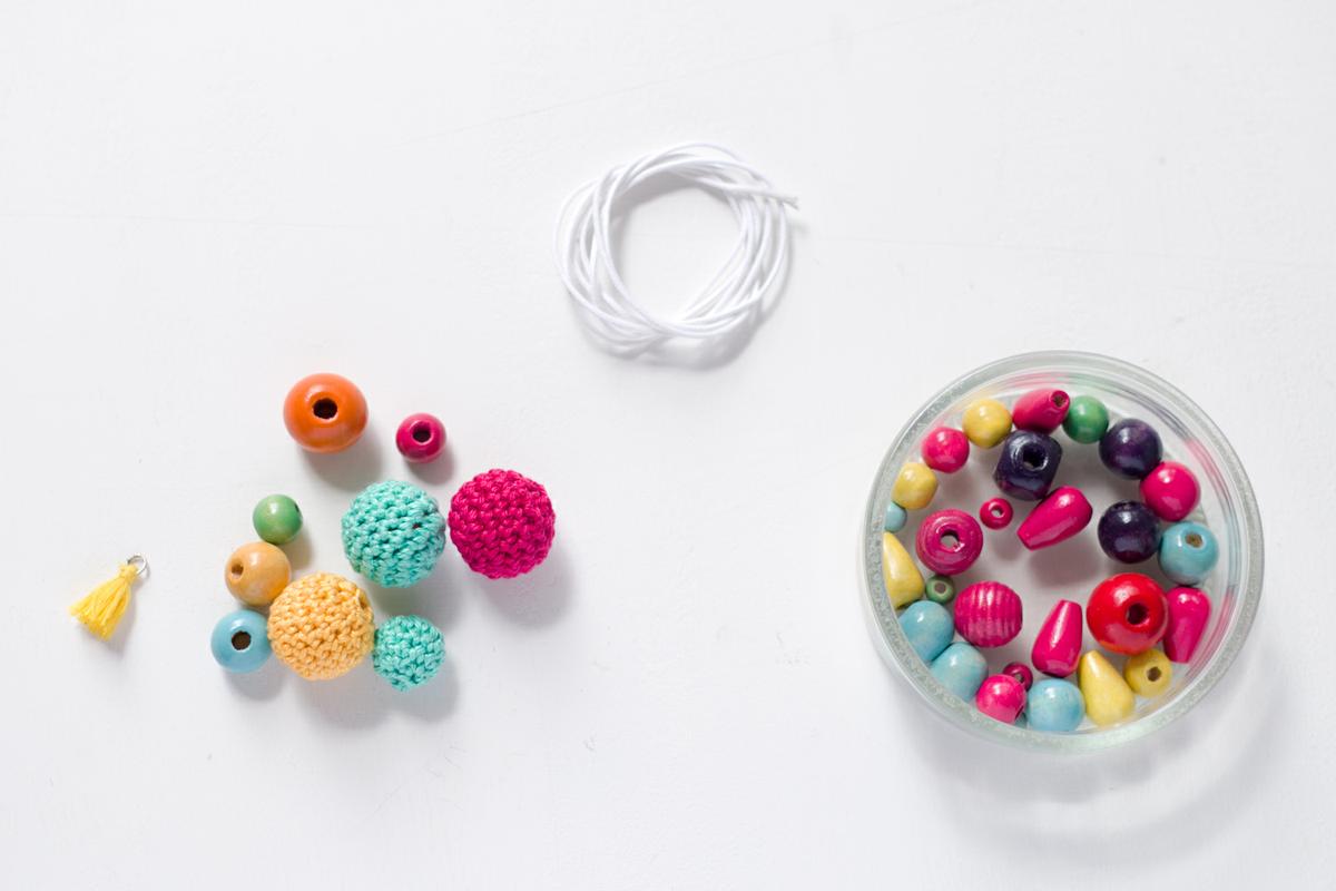 collar con bolas de ganchillo, visto en "IamaMess Blog"