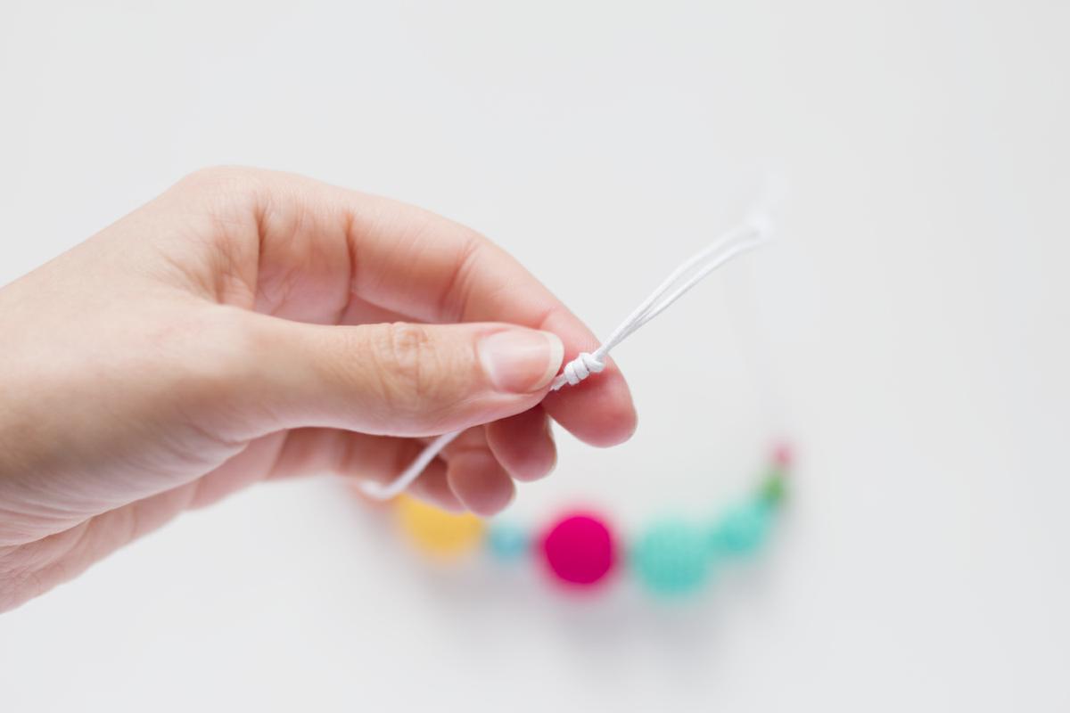 collar con bolas de ganchillo, visto en "IamaMess Blog"