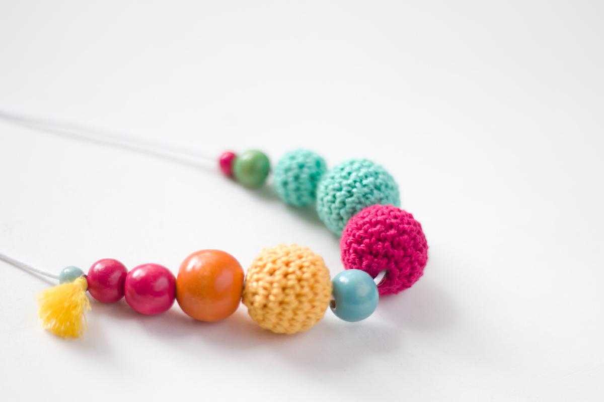 collar con bolas de ganchillo, visto en "IamaMess Blog"