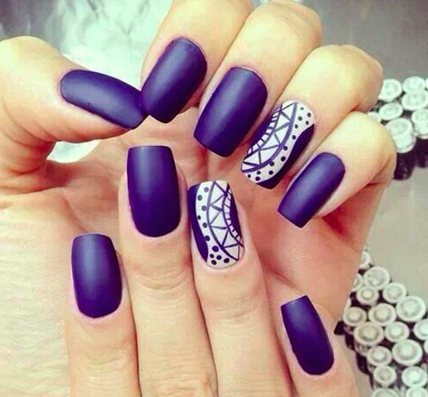 esmalte de uñas azul