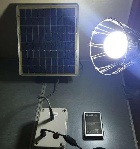 Prototipo del sistema que cuenta con un panel solar, una lámpara LED de 12V y un paquete de 3 baterías del Samsung Galaxy Note 2 / Crédito: Diouf/Kyung Hee University