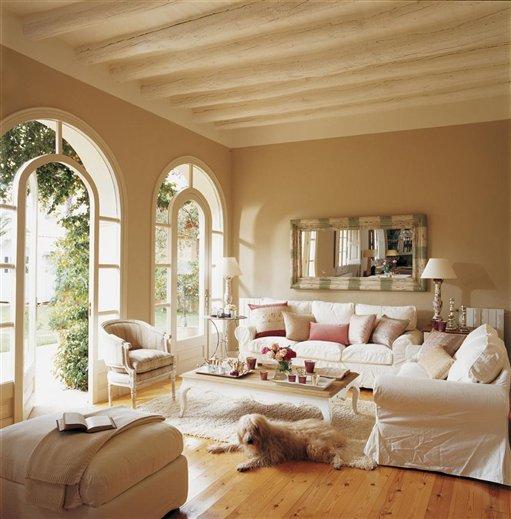 Salón decorado con estilo shabby de una casa con perros