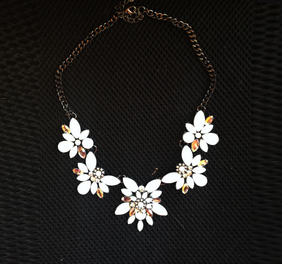 collar-flores-blancas