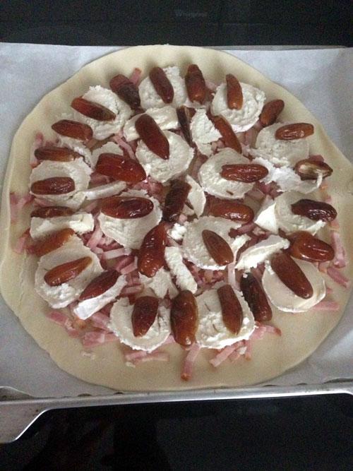 echar-ingredientes-a-la-empanada-de-queso-de-cabra,-bacon-y-datiles