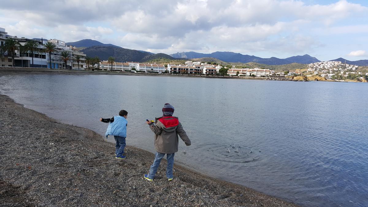 maternidad privativa. niños lanzando piedras