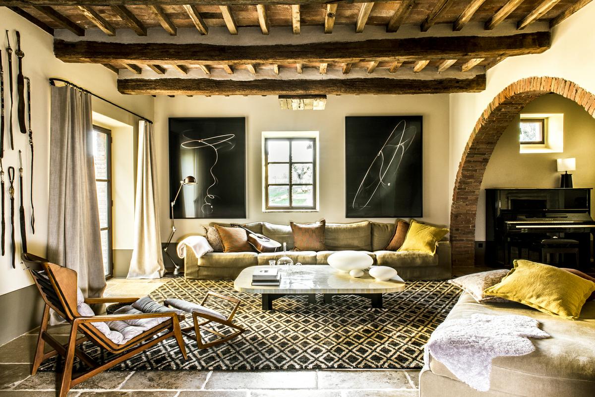 Salón decorado con elementos de dferentes procedencias en esta villa en la Toscana