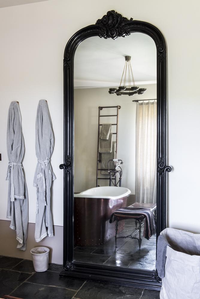 Juego de elementos de diferentes procedencias del baño