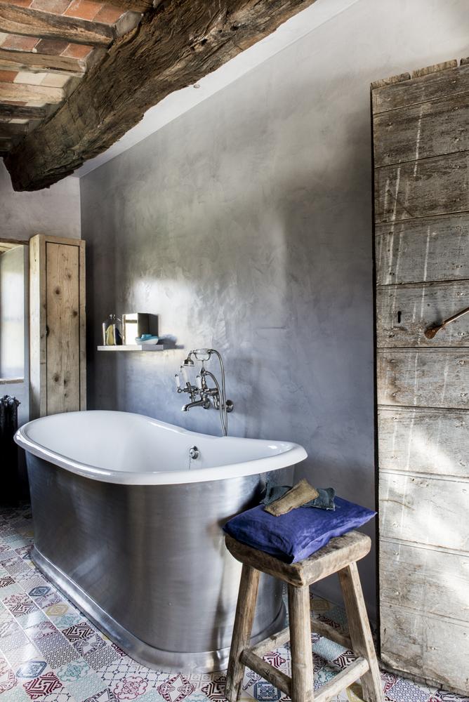 Baño de la villa en la Toscana