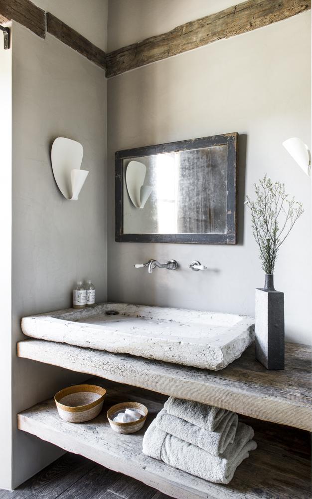 Espacio lavamanos de un baño de la villa en la Toscana