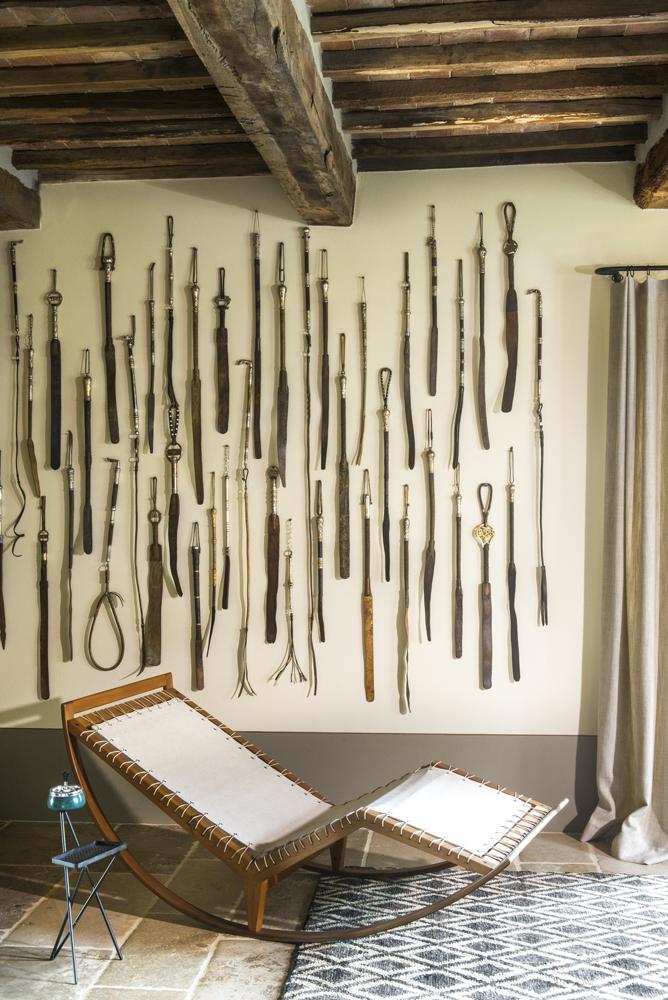 Original decoración de una pared de la villa en la Toscana