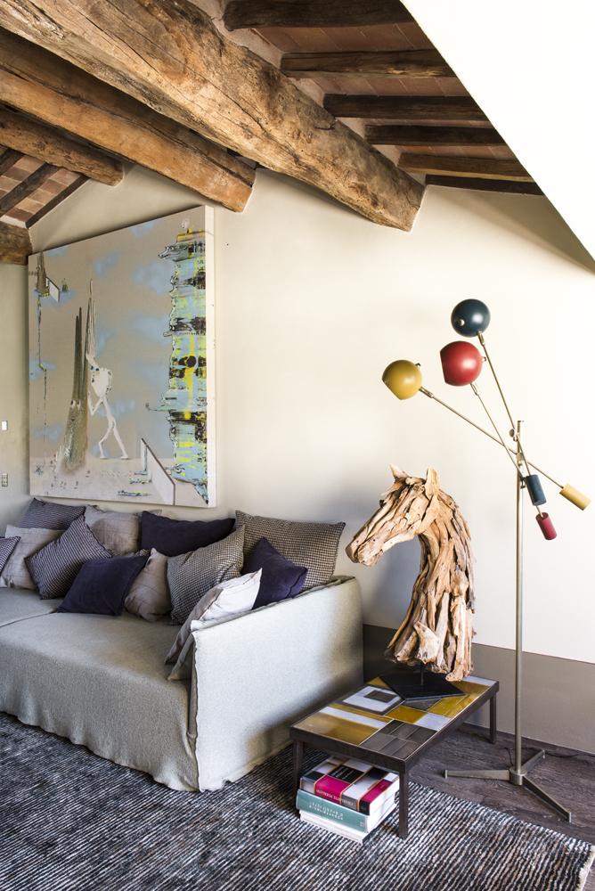 Rincón de lectura decordo con elementos de diferentes procedencias