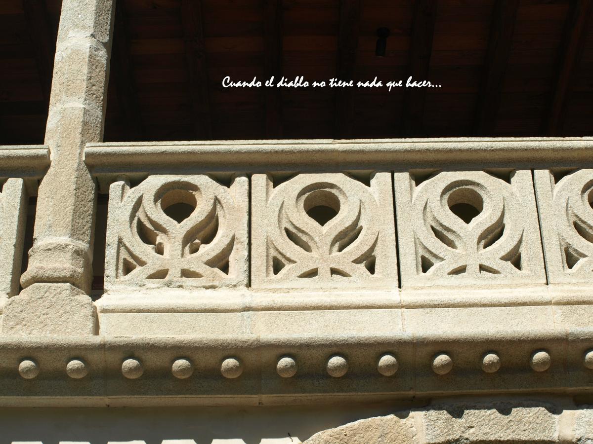 Tracería gótica de la barandilla