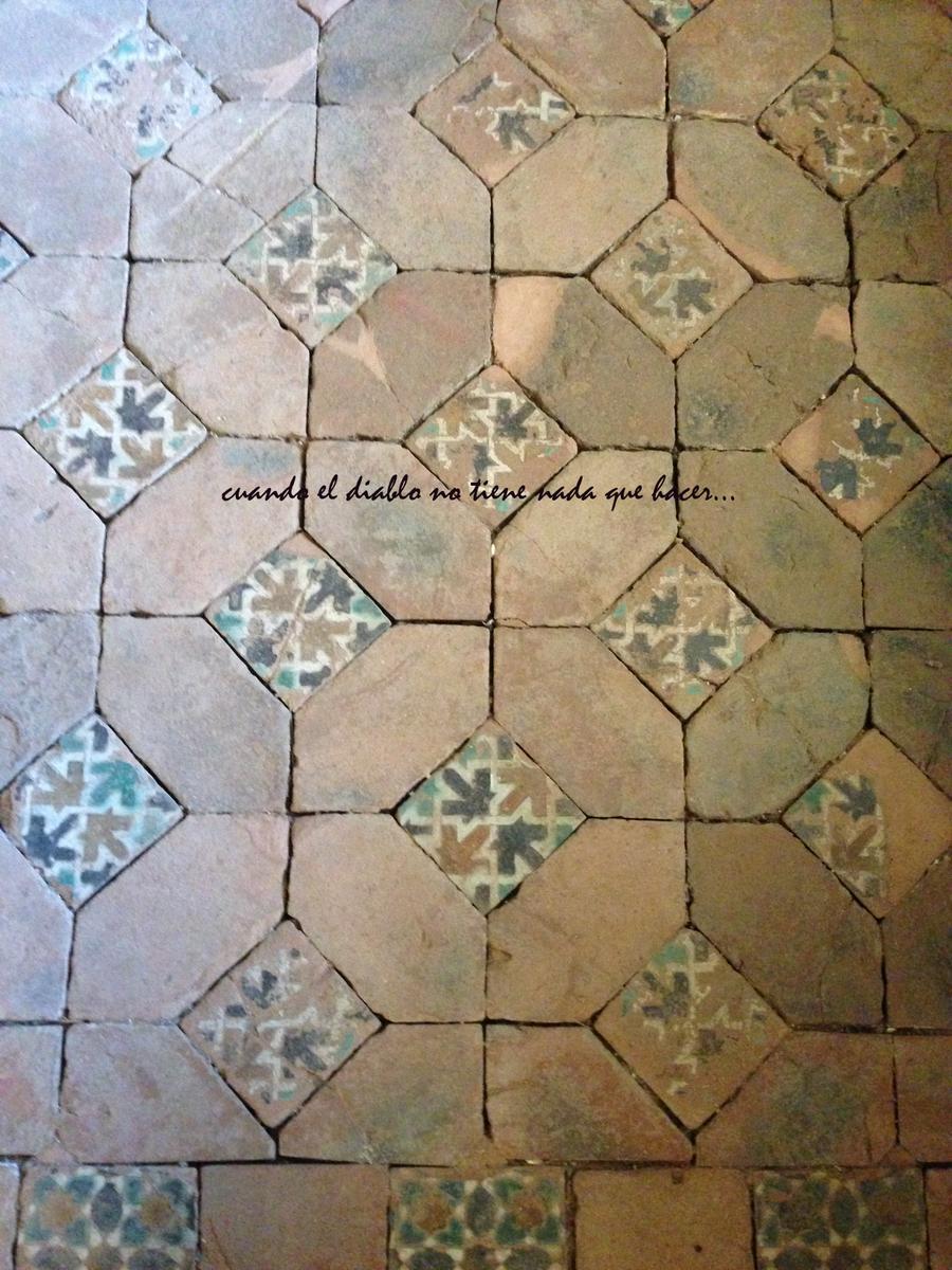 Suelo de barro y azulejos